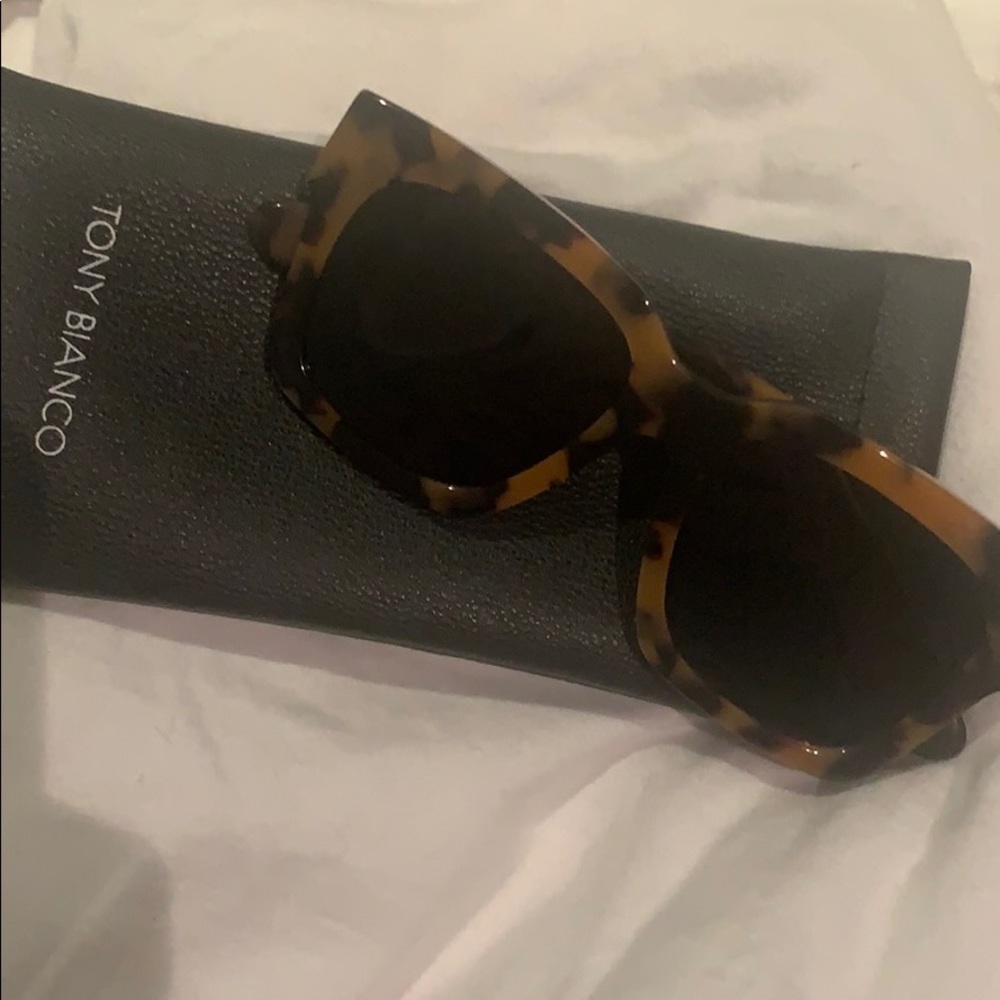 LAST CHANCE NWT Tony Bianco Charisma sunglasses